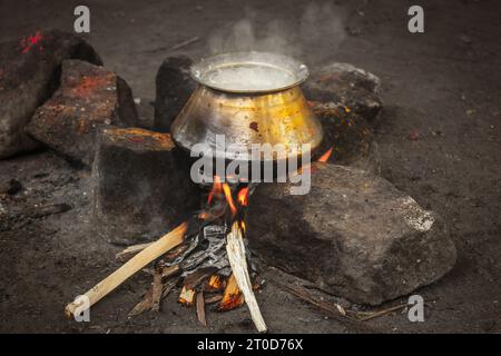 Traditionelle Art, Speisen zuzubereiten und Gott während eines Tempelfestes, Tamil Nadu, Indien, anzubieten. Fokusset Utensilien. Stockfoto