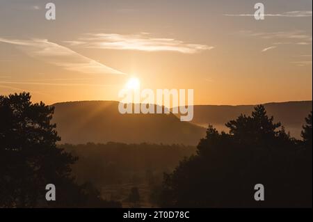 Sonnenaufgang in der Ferne über dem Jenzig. Eines der sieben Wunder der thüringischen Universitätsstadt Jena. Der Betrachter befindet sich auf dem Naturschutzgebiet Windknollen oberhalb von Jena. Der Weg führt über den Premium Wanderweg Saalehorizontale, als bester Mehrtageswanderweg 2023 ausgezeichnet. *** Sonnenaufgang in der Ferne über den Jenzig eines der sieben Wunder der thüringischen Universitätsstadt Jena der Betrachter befindet sich im Naturschutzgebiet Windknollen oberhalb von Jena der Weg führt entlang des Saalehorizontale Premium-Wanderweges, ausgezeichnet als bester mehrtägiger Wanderweg 2023 Stockfoto