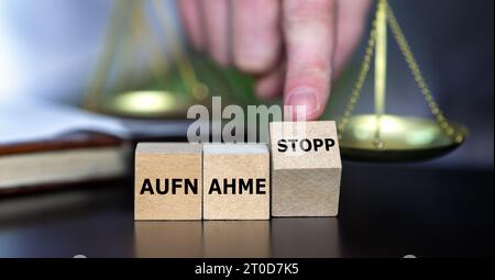 Holzwürfel bilden den deutschen Begriff „Aufnahme stopp“ (Migrationsstopp). Stockfoto