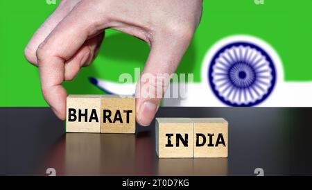 Hand pickt Würfel mit dem Namen Bharat anstelle von Indien. Symbol für die Diskussion, wie man Indien nennt. Stockfoto