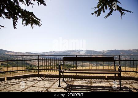 Bank auf einer Panoramaterrasse mit Hügeln im Hintergrund Stockfoto