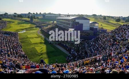 Gastfreundschaft Tribüne mit Blick auf das erste Abschlag im Marco Simone Golf Club, Rom, Italien. Bilddatum: Freitag, 29. September 2023. Stockfoto