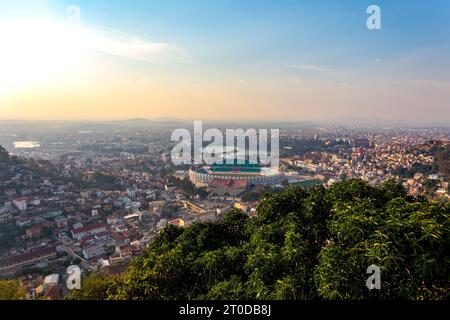 National Mahamasina Municipal Stadium in Antananarivo, auch bekannt als Tana, Hauptstadt und größte Stadt Madagaskars. Tananariv, armes Kapital und große Stockfoto