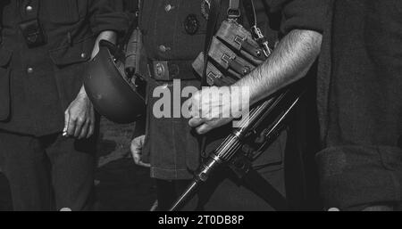 Reenactor verkleidet als deutscher Wehrmacht-Infanterie-Soldat im Zweiten Weltkrieg mit Submachine Gun MP 40. Deutsche Soldatenuniform. Deutsches Soldatenkostüm Stockfoto
