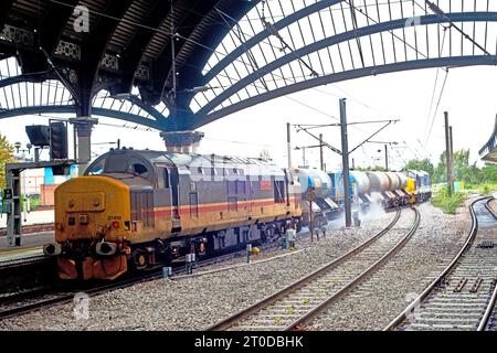 Class 37419 Fahrer Tony Kaye am Heck des Rail Head Treatment Train, York, Yorkshire, England 5. Oktober 2023 Stockfoto