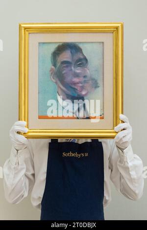London, Großbritannien. 6. Oktober 2023. A Technician präsentiert „Study for a Portrait“, 1979, von Francis Bacon (GBP3.500.000–4.500.000) bei einer Vorschau auf die Höhepunkte von Sotheby's’ Frieze Week 20th and 21st Century & Contemporary Art Auctions. Die Lose werden am 12. Und 13. Oktober in den Galerien der Sotheby's New Bond Street versteigert. Quelle: Stephen Chung / Alamy Live News Stockfoto
