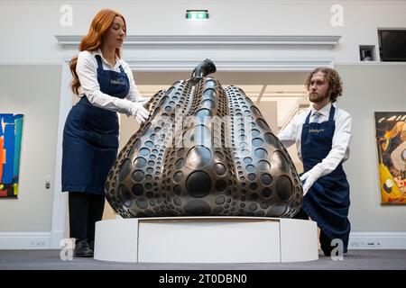 London, Großbritannien. 6. Oktober 2023. Techniker präsentieren „Kürbis (S), 2014, von Yayoi Kusama (GBP2.400.000 - 4.000.000) bei einer Vorschau auf die Höhepunkte der Frieswoche des 20. Und 21. Jahrhunderts & zeitgenössische Kunst Auktionen von Sotheby. Die Lose werden am 12. Und 13. Oktober in den Galerien der Sotheby's New Bond Street versteigert. Quelle: Stephen Chung / Alamy Live News Stockfoto