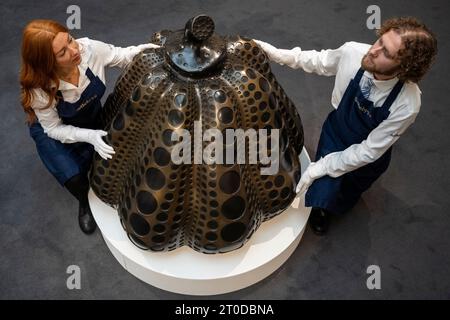 London, Großbritannien. 6. Oktober 2023. Techniker präsentieren „Kürbis (S), 2014, von Yayoi Kusama (GBP2.400.000 - 4.000.000) bei einer Vorschau auf die Höhepunkte der Frieswoche des 20. Und 21. Jahrhunderts & zeitgenössische Kunst Auktionen von Sotheby. Die Lose werden am 12. Und 13. Oktober in den Galerien der Sotheby's New Bond Street versteigert. Quelle: Stephen Chung / Alamy Live News Stockfoto