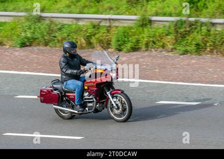 1985 80er Jahre Red Honda Wing Interstate GL650i Motorrad, mittelgroßes Tourenrad, ein Cafe Racer; Fahrt mit Geschwindigkeit auf der Autobahn M6 im Großraum Manchester, Großbritannien Stockfoto