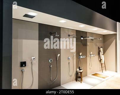 Verschiedene Duschen - Präsentation in einem modernen Showroom für Badgeräte und Accessoires Stockfoto