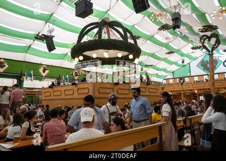 München, Deutschland - 1. Oktober 2023. Im Bierzelt des Oktoberfestes 2023, dem weltberühmten Bierfest der bayerischen Kultur, entspannen sich die Menschen Stockfoto