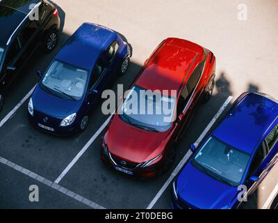 Straßburg, Frankreich – 5. Juni 2023: Aus der Vogelperspektive der Drohne werden Nissan, Renault und Ford Autos strategisch auf einem städtischen Parkplatz geparkt. Stockfoto