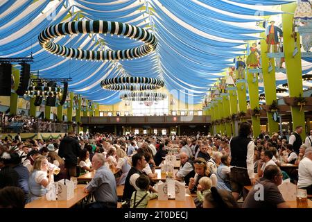 München, Deutschland - 1. Oktober 2023. Im Bierzelt des Oktoberfestes 2023, dem weltberühmten Bierfest der bayerischen Kultur, entspannen sich die Menschen Stockfoto