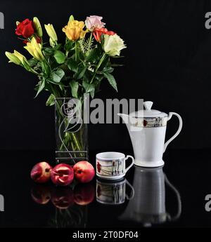 Art déco-Teeset Stillleben mit Obst und Blumen Stockfoto