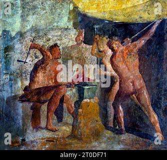 Werkstatt des Hephaistos mit zyklopen, Fresko Pompeji Römerstadt aus dem 1. Jahrhundert befindet sich in der Nähe von Neapel in der Region Kampanien in Italien. Pompeji wurde bei der Eruption des Vesuvs 79 n. Chr. unter 4-6 m vulkanischer Asche und Bimsstein begraben. Italien Schmiedewerkstatt, Schmieden Stockfoto