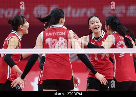 Huzhou, chinesische Provinz Zhejiang. Oktober 2023. Die Spieler Südkoreas feiern das Ergebnis während der Women's Classification 5.-8. Des Volleyballspiels zwischen Südkorea und Kasachstan bei den 19. Asienspielen in Huzhou, ostchinesischer Provinz Zhejiang, 6. Oktober 2023. Quelle: Zhang Tao/Xinhua/Alamy Live News Stockfoto