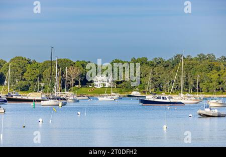Boote auf dem Festmachen im Hafen von Ding, Shelter Island, ny Stockfoto