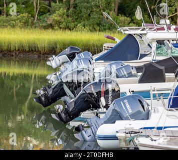 Detailbild von Außenbordmotoren in einer Reihe an einem Yachthafen Stockfoto