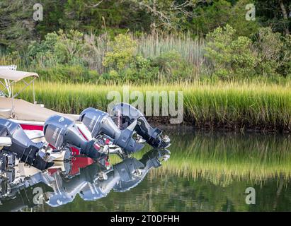 Detailbild von Außenbordmotoren in einer Reihe an einem Yachthafen Stockfoto