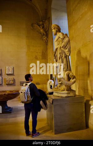 Junge im Louvre Museum Stockfoto