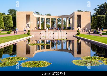 Gedenkstätte auf dem amerikanischen Friedhof der Normandie in Colleville-sur-Mer, einem Militärfriedhof aus dem Zweiten Weltkrieg in der Nähe von Omaha Beach, der sich im reflektierenden Pool spiegelt. Stockfoto