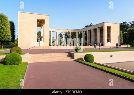 Allgemeiner Blick auf das Denkmal auf dem amerikanischen Friedhof der Normandie in Colleville-sur-Mer, einem Militärfriedhof aus dem Zweiten Weltkrieg, der sich in der Nähe des Landungsstrands von Omaha Beach befindet. Stockfoto