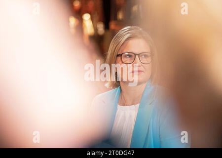 Katrin Ebner-Steiner ( AfD ) bei der ZDF Morgenmagazin zur Bayerischen Landtagswahl im Paulaner Nockherberg am 6.10.2023 in München. -- Katrin Ebner-Steiner ( AfD ) im ZDF-Morgenmagazin zur Bayerischen Landtagswahl beim Paulaner Nockherberg am 6. Oktober 2023 in München. (Foto: Alexander Pohl/SIPA USA) Credit: SIPA USA/Alamy Live News Stockfoto