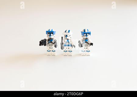 Tallinn, ESTLAND, 7. AUGUST 2023 - Nahaufnahme der Minifiguren. LEGO STAR Wars-Truppen auf weißem Hintergrund Stockfoto
