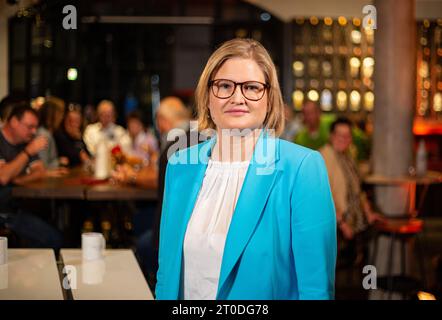 Katrin Ebner-Steiner ( AfD ) bei der ZDF Morgenmagazin zur Bayerischen Landtagswahl im Paulaner Nockherberg am 6.10.2023 in München. -- Katrin Ebner-Steiner ( AfD ) im ZDF-Morgenmagazin zur Bayerischen Landtagswahl beim Paulaner Nockherberg am 6. Oktober 2023 in München. (Foto: Alexander Pohl/SIPA USA) Stockfoto