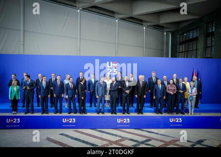 Granada, Spanien. Oktober 2023. Auf dem informellen EU-Gipfel stehen die Staats- und Regierungschefs zusammen für das Familienfoto. Quelle: Kay Nietfeld/dpa/Alamy Live News Stockfoto