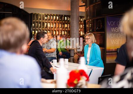 Katrin Ebner-Steiner ( AfD ) bei der ZDF Morgenmagazin zur Bayerischen Landtagswahl im Paulaner Nockherberg am 6.10.2023 in München. -- Katrin Ebner-Steiner ( AfD ) im ZDF-Morgenmagazin zur Bayerischen Landtagswahl beim Paulaner Nockherberg am 6. Oktober 2023 in München. (Foto: Alexander Pohl/SIPA USA) Credit: SIPA USA/Alamy Live News Stockfoto