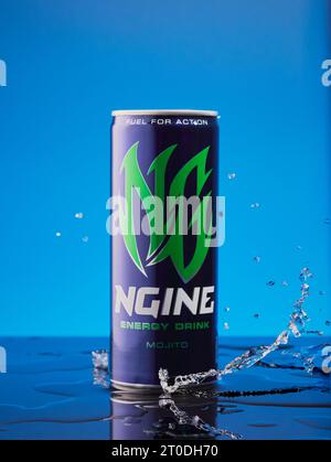 Mansfield, Nottingham, Vereinigtes Königreich, 3. Oktober 2023: Studio-Produktbild einer Dose NGINE Energy Drink, NGINE ist ein polnisches Unternehmen. Stockfoto