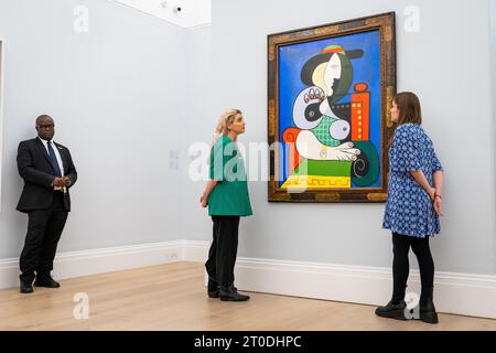 Pablo Picassos Meisterwerk Femme à la Montre aus dem Jahr 1932 wird im Sotheby's in London gezeigt, das erstmals in Europa gezeigt wird. Mit einem geschätzten Wert von mehr als 120 Millionen US-Dollar, das von Emily Fisher Landau, einer der größten Förderer und Sammler, angeboten wird, ist es eines der wertvollsten Werke, die jemals zum Verkauf angeboten wurden. Bilddatum: Freitag, 6. Oktober 2023. Stockfoto