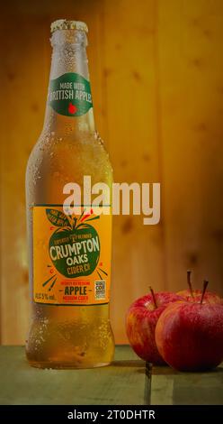 Mansfield, Nottingham, Vereinigtes Königreich, 3. Oktober 2023: Studio-Produktbild einer kalten Flasche Crumpton Oaks Cider. Stockfoto