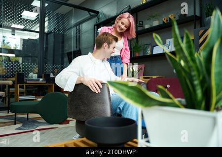 Mann und Frau wählen Möbel für ihr Zuhause im Designer-Salon Stockfoto