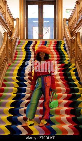 Christie's, London, Großbritannien. Oktober 2023. Die Künstlerin Lakwena MacIver (im Bild) hat das Äußere und Innere von Christie's für die Frieze-Woche dekoriert. Quelle: Malcolm Park/Alamy Live News Stockfoto