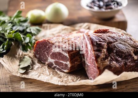 Geräucherter Schweinehals, in zwei Teile geschnitten, bereit für die Wärmebehandlung. Stockfoto