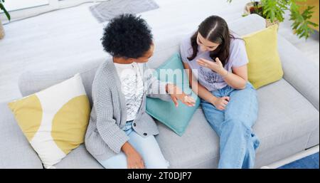 Verlobung, Ring und Frau zeigen Freunde, Schmuck und Mädchen, die sich für Hochzeit, Engagement oder Ehe begeistern. Hand, Diamant und mehr glückliche Frauen auf dem Sofa Stockfoto