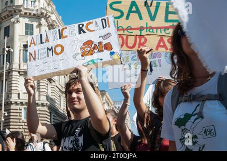 Rom, . Oktober 2023. 10.06.2023Rom, Freitag für die Zukunft, Jugendliche auf der Straße für die Umwelt PS: Das Foto kann unter Berücksichtigung des Kontextes, in dem es aufgenommen wurde, und ohne diffamierende Absicht des Ansehens der vertretenen Menschen verwendet werden. Quelle: Unabhängige Fotoagentur/Alamy Live News Stockfoto