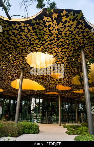 Das Haus der ungarischen Musik im Stadtpark von Budapest. Das Design von Sou Fujimoto ist ein gewelltes Vordach über Glaswänden, bei dem es darum geht, die n Stockfoto