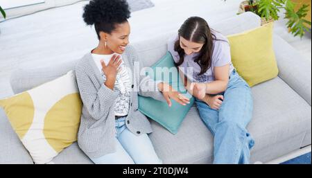 Verlobung, Ring und Frau zeigen Freunde, Schmuck und begeistert für Hochzeit, Engagement oder Ehe. Hand, Diamant und darüber glückliche Frauen auf dem Sofa mit Stockfoto