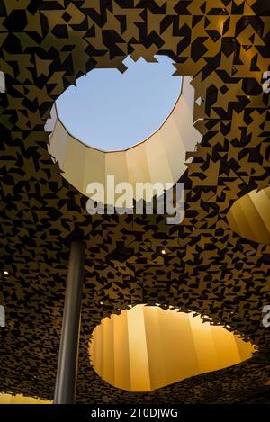 Das Haus der ungarischen Musik im Stadtpark von Budapest. Das Design von Sou Fujimoto ist ein gewelltes Vordach über Glaswänden, bei dem es darum geht, die n Stockfoto