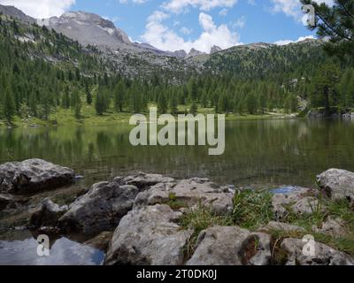 Le Vert See in der Nähe der Lavarella Hütte im Grünen des Naturparks Fanes - Sennes - Prags, Alpi, Italien. Stockfoto