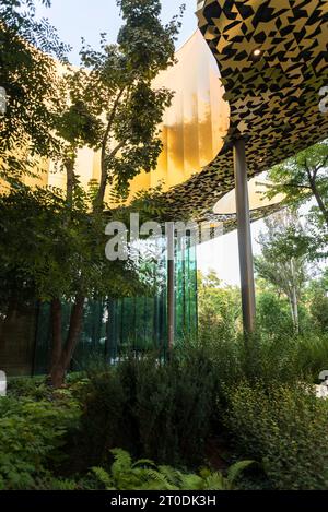 Das Haus der ungarischen Musik im Stadtpark von Budapest. Das Design von Sou Fujimoto ist ein gewelltes Vordach über Glaswänden, bei dem es darum geht, die n Stockfoto