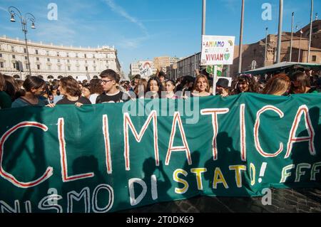 Rom, . Oktober 2023. 10.06.2023Rom, Freitag für die Zukunft, Jugendliche auf der Straße für die Umwelt PS: Das Foto kann unter Berücksichtigung des Kontextes, in dem es aufgenommen wurde, und ohne diffamierende Absicht des Ansehens der vertretenen Menschen verwendet werden. Quelle: Unabhängige Fotoagentur/Alamy Live News Stockfoto