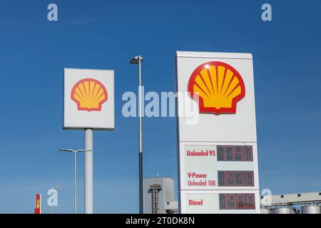 Valjevo, Serbien - 24. März 2023: Firmenlogo der SHELL Oil Company in Valjevo, Serbien, auf dem Gasbahnhof. Shell plc ist ein britisches multinationales Öl- und Gasunternehmen Stockfoto