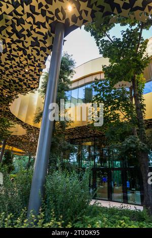 Das Haus der ungarischen Musik im Stadtpark von Budapest. Das Design von Sou Fujimoto ist ein gewelltes Vordach über Glaswänden, bei dem es darum geht, die n Stockfoto