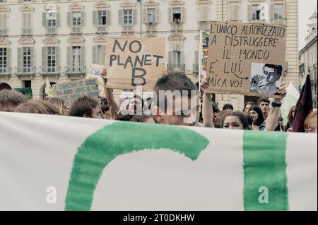 Turin, Italien. 6. Oktober 2023. Wie in vielen Ländern auf der ganzen Welt gingen auch Studenten und junge Menschen in Turin auf die Straße, um die Umwelt zu verteidigen (freitags für die Zukunft). Auf diesen Bildern sehen Sie die Prozession junger Menschen, die Protestzeichen hochhalten, singen und tanzen. Quelle: Luca Prestia / Alamy Live News Stockfoto