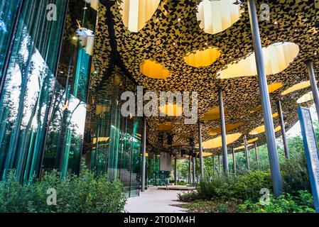 Das Haus der ungarischen Musik im Stadtpark von Budapest. Das Design von Sou Fujimoto ist ein gewelltes Vordach über Glaswänden, bei dem es darum geht, die n Stockfoto