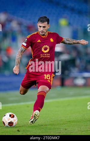 Rom, Italien. Oktober 2023. Leandro Paredes von AS Roma während des Gruppenspiels der UEFA Europa League zwischen AS Roma und Servette FC am 5. Oktober 2023 in Rom. Quelle: Giuseppe Maffia/Alamy Live News Stockfoto
